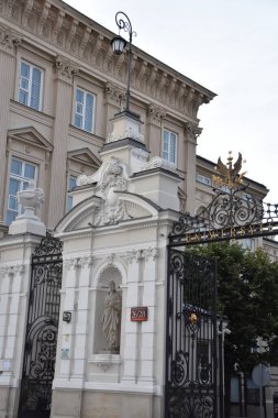 WARsaw, POLAND - 2 Temmuz 2022 'de Polonya' nın Varşova şehrinde şehir merkezi ve eski kasaba çevresinde mimari.