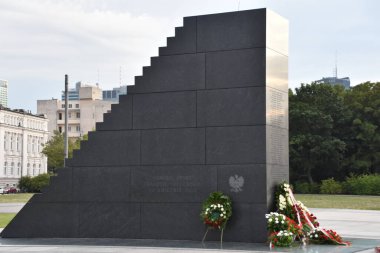 VARŞAN, POLAND - 10 AUG 2010 Polonya Hava Kuvvetleri TU-154 Polonya 'nın Varşova, Polonya' daki Joseph Pilsudski Meydanı 'ndaki Çarpışma Anıtı, 10 Ağustos 2019.