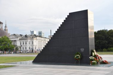 VARŞAN, POLAND - 10 AUG 2010 Polonya Hava Kuvvetleri TU-154 Polonya 'nın Varşova, Polonya' daki Joseph Pilsudski Meydanı 'ndaki Çarpışma Anıtı, 10 Ağustos 2019.