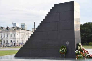 VARŞAN, POLAND - 10 AUG 2010 Polonya Hava Kuvvetleri TU-154 Polonya 'nın Varşova, Polonya' daki Joseph Pilsudski Meydanı 'ndaki Çarpışma Anıtı, 10 Ağustos 2019.