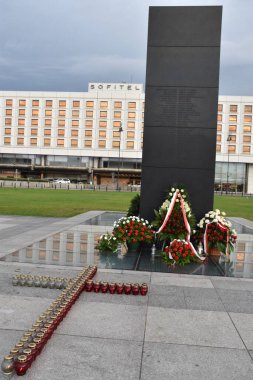 VARŞAN, POLAND - 10 AUG 2010 Polonya Hava Kuvvetleri TU-154 Polonya 'nın Varşova, Polonya' daki Joseph Pilsudski Meydanı 'ndaki Çarpışma Anıtı, 10 Ağustos 2019.