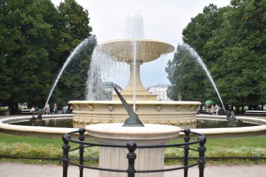 10 Ağustos 2019 'da Polonya' nın Varşova kentindeki Sakson Bahçesi 'nde görülen çeşme..