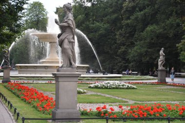 10 Ağustos 2019 'da Polonya' nın Varşova kentindeki Sakson Bahçesinde görülen Rococo Sandstone Heykelleri.