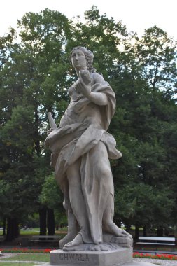 10 Ağustos 2019 'da Polonya' nın Varşova kentindeki Sakson Bahçesinde görülen Rococo Sandstone Heykelleri.