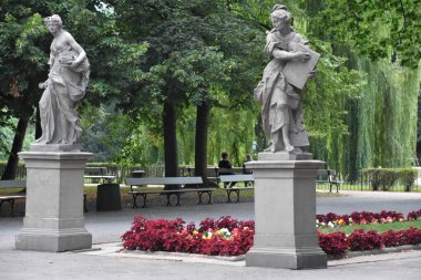 10 Ağustos 2019 'da Polonya' nın Varşova kentindeki Sakson Bahçesinde görülen Rococo Sandstone Heykelleri.