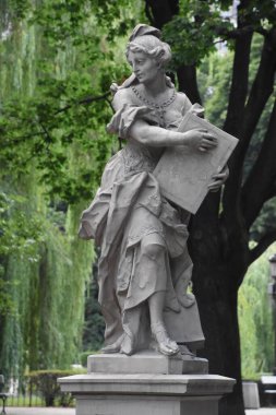 10 Ağustos 2019 'da Polonya' nın Varşova kentindeki Sakson Bahçesinde görülen Rococo Sandstone Heykelleri.