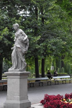 10 Ağustos 2019 'da Polonya' nın Varşova kentindeki Sakson Bahçesinde görülen Rococo Sandstone Heykelleri.