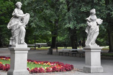 10 Ağustos 2019 'da Polonya' nın Varşova kentindeki Sakson Bahçesinde görülen Rococo Sandstone Heykelleri.