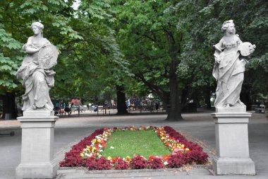 10 Ağustos 2019 'da Polonya' nın Varşova kentindeki Sakson Bahçesinde görülen Rococo Sandstone Heykelleri.
