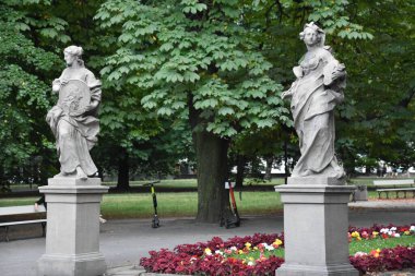 10 Ağustos 2019 'da Polonya' nın Varşova kentindeki Sakson Bahçesinde görülen Rococo Sandstone Heykelleri.