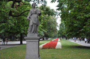 10 Ağustos 2019 'da Polonya' nın Varşova kentindeki Sakson Bahçesinde görülen Rococo Sandstone Heykelleri.
