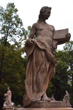 10 Ağustos 2019 'da Polonya' nın Varşova kentindeki Sakson Bahçesinde görülen Rococo Sandstone Heykelleri.