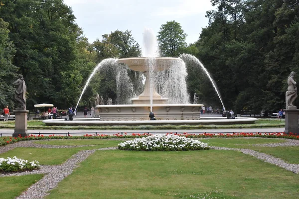 10 Ağustos 2019 'da Polonya' nın Varşova kentindeki Sakson Bahçesi 'nde görülen çeşme..