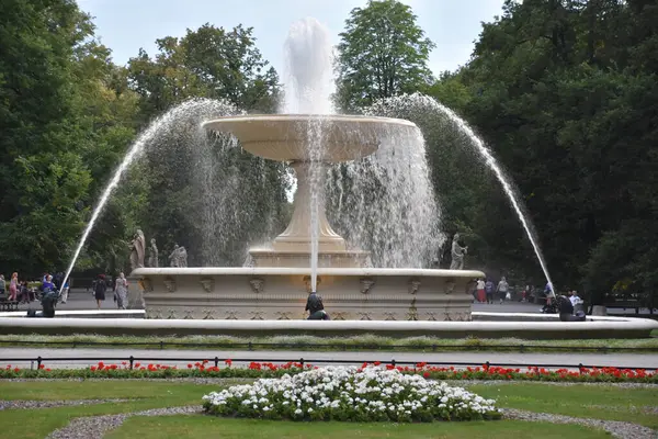 10 Ağustos 2019 'da Polonya' nın Varşova kentindeki Sakson Bahçesi 'nde görülen çeşme..