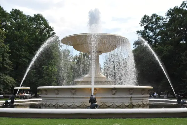 8月10日 2019年8月10日在波兰华沙撒克逊花园的喷泉 — 图库照片