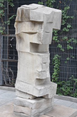 VARŞAN, POLAND - 2 Temmuz 2022 'de Polonya' nın Varşova şehrinde heykel.