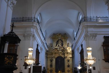 10 Ağustos 2019 'da Polonya' nın Varşova şehrinde görülen Kutsal Haç Kilisesi..