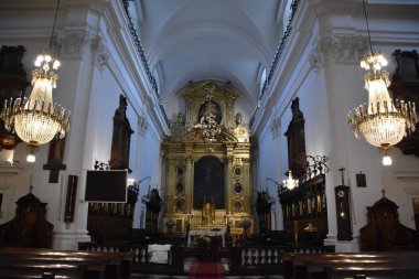 10 Ağustos 2019 'da Polonya' nın Varşova şehrinde görülen Kutsal Haç Kilisesi..