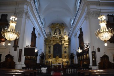 10 Ağustos 2019 'da Polonya' nın Varşova şehrinde görülen Kutsal Haç Kilisesi..