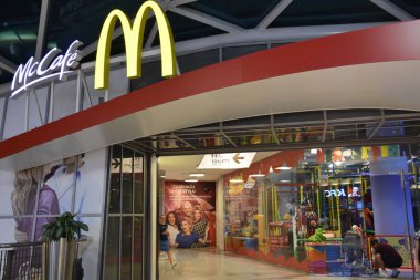 Varşova, Polonya 'daki Zlote Tarasy alışveriş merkezindeki McDonalds, 16 Ağustos 2019' da görüldüğü gibi..