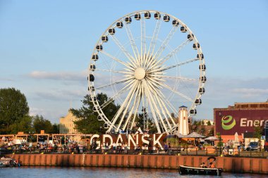 GDANSK, POLAND - 21 Ağustos 2019 'da Polonya' nın Gdansk şehrinde görülen AmberSky Gdansk Ferris Wheel.