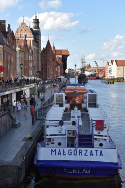 GDANSK, POLAND - 19 Ağustos 2019 'da Polonya' nın Gdansk kentindeki Kanal ve Eski Şehir.