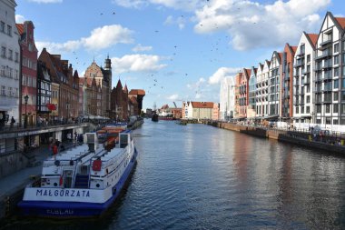 GDANSK, POLAND - 19 Ağustos 2019 'da Polonya' nın Gdansk kentindeki Kanal ve Eski Şehir.