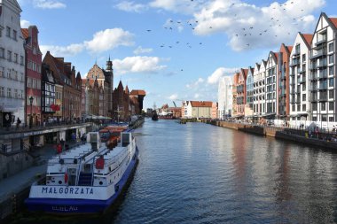 GDANSK, POLAND - 19 Ağustos 2019 'da Polonya' nın Gdansk kentindeki Kanal ve Eski Şehir.