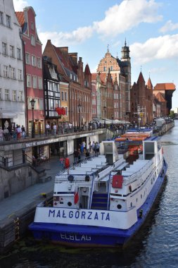 GDANSK, POLAND - 19 Ağustos 2019 'da Polonya' nın Gdansk kentindeki Kanal ve Eski Şehir.