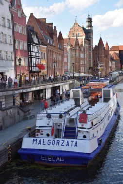 GDANSK, POLAND - 19 Ağustos 2019 'da Polonya' nın Gdansk kentindeki Kanal ve Eski Şehir.
