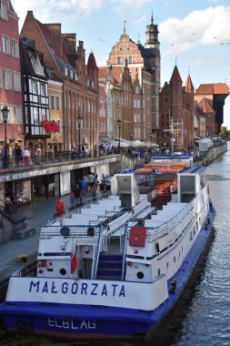 GDANSK, POLAND - 19 Ağustos 2019 'da Polonya' nın Gdansk kentindeki Kanal ve Eski Şehir.