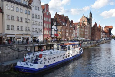 GDANSK, POLAND - 19 Ağustos 2019 'da Polonya' nın Gdansk kentindeki Kanal ve Eski Şehir.