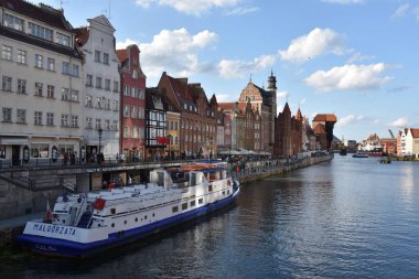 GDANSK, POLAND - 19 Ağustos 2019 'da Polonya' nın Gdansk kentindeki Kanal ve Eski Şehir.