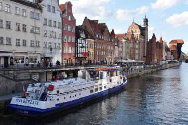 GDANSK, POLAND - 19 Ağustos 2019 'da Polonya' nın Gdansk kentindeki Kanal ve Eski Şehir.