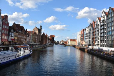 GDANSK, POLAND - 19 Ağustos 2019 'da Polonya' nın Gdansk kentindeki Kanal ve Eski Şehir.