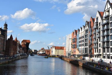 GDANSK, POLAND - 19 Ağustos 2019 'da Polonya' nın Gdansk kentindeki Kanal ve Eski Şehir.