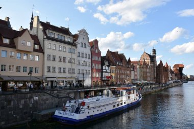 GDANSK, POLAND - 19 Ağustos 2019 'da Polonya' nın Gdansk kentindeki Kanal ve Eski Şehir.