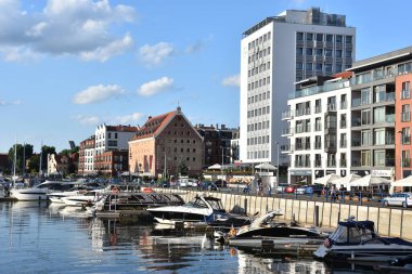 GDANSK, POLAND - 19 Ağustos 2019 'da Polonya' nın Gdansk kentindeki Kanal ve Eski Şehir.