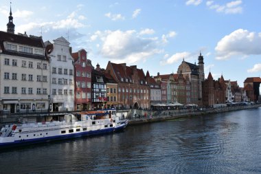 GDANSK, POLAND - 19 Ağustos 2019 'da Polonya' nın Gdansk kentindeki Kanal ve Eski Şehir.