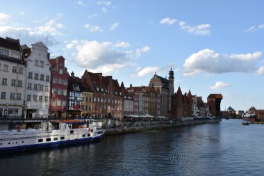 GDANSK, POLAND - 19 Ağustos 2019 'da Polonya' nın Gdansk kentindeki Kanal ve Eski Şehir.