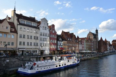 GDANSK, POLAND - 19 Ağustos 2019 'da Polonya' nın Gdansk kentindeki Kanal ve Eski Şehir.