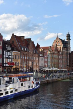 GDANSK, POLAND - 19 Ağustos 2019 'da Polonya' nın Gdansk kentindeki Kanal ve Eski Şehir.