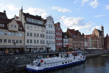 GDANSK, POLAND - 19 Ağustos 2019 'da Polonya' nın Gdansk kentindeki Kanal ve Eski Şehir.