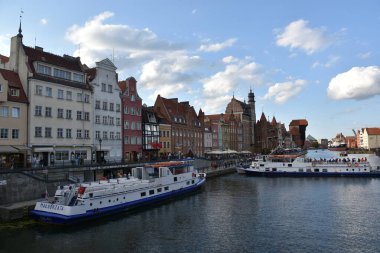 GDANSK, POLAND - 19 Ağustos 2019 'da Polonya' nın Gdansk kentindeki Kanal ve Eski Şehir.