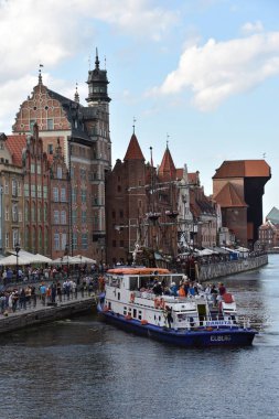 GDANSK, POLAND - 19 Ağustos 2019 'da Polonya' nın Gdansk kentindeki Kanal ve Eski Şehir.