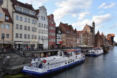 GDANSK, POLAND - 19 Ağustos 2019 'da Polonya' nın Gdansk kentindeki Kanal ve Eski Şehir.