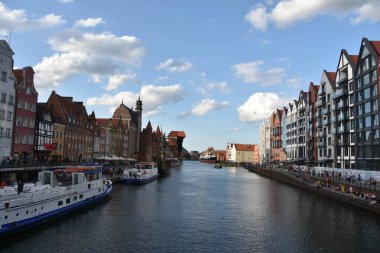 GDANSK, POLAND - 19 Ağustos 2019 'da Polonya' nın Gdansk kentindeki Kanal ve Eski Şehir.