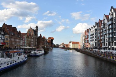 GDANSK, POLAND - 19 Ağustos 2019 'da Polonya' nın Gdansk kentindeki Kanal ve Eski Şehir.