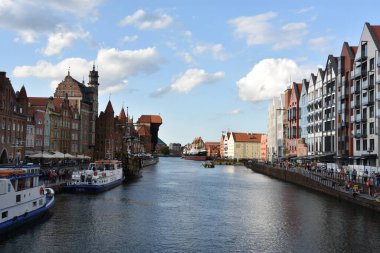 GDANSK, POLAND - 19 Ağustos 2019 'da Polonya' nın Gdansk kentindeki Kanal ve Eski Şehir.