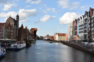 GDANSK, POLAND - 19 Ağustos 2019 'da Polonya' nın Gdansk kentindeki Kanal ve Eski Şehir.